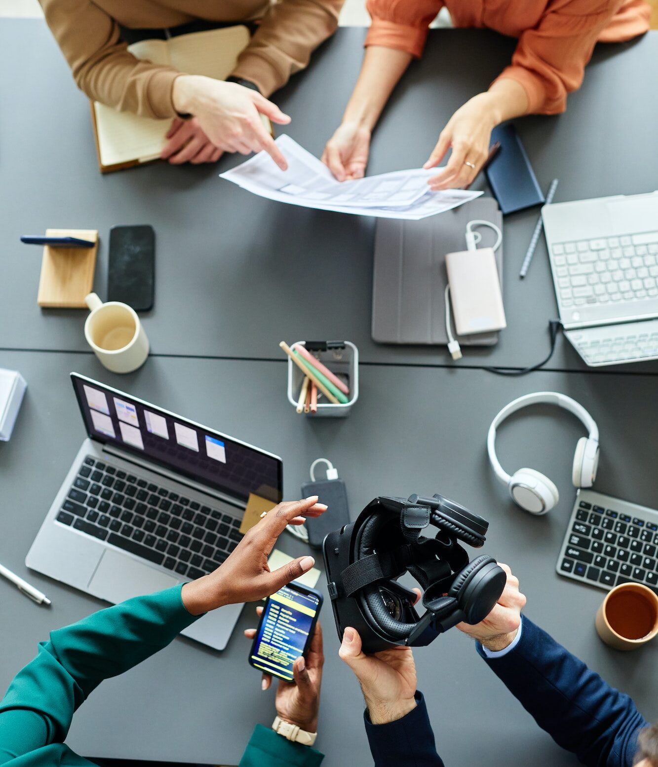 teamwork-of-programmers-at-table-at-meeting.jpg